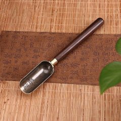 Mosadzná lopatka "Yong" s drevenou rukoväťou